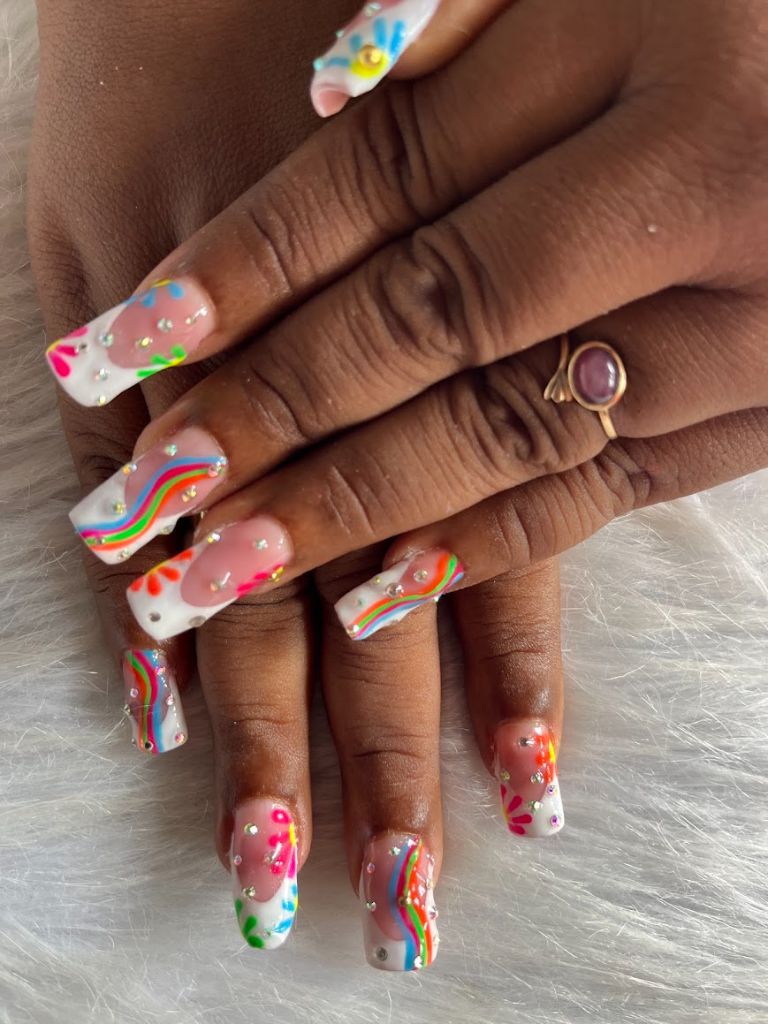 Pose Gel sur ongle naturel, nail art multicolore façon fleurs et vagues avec strass