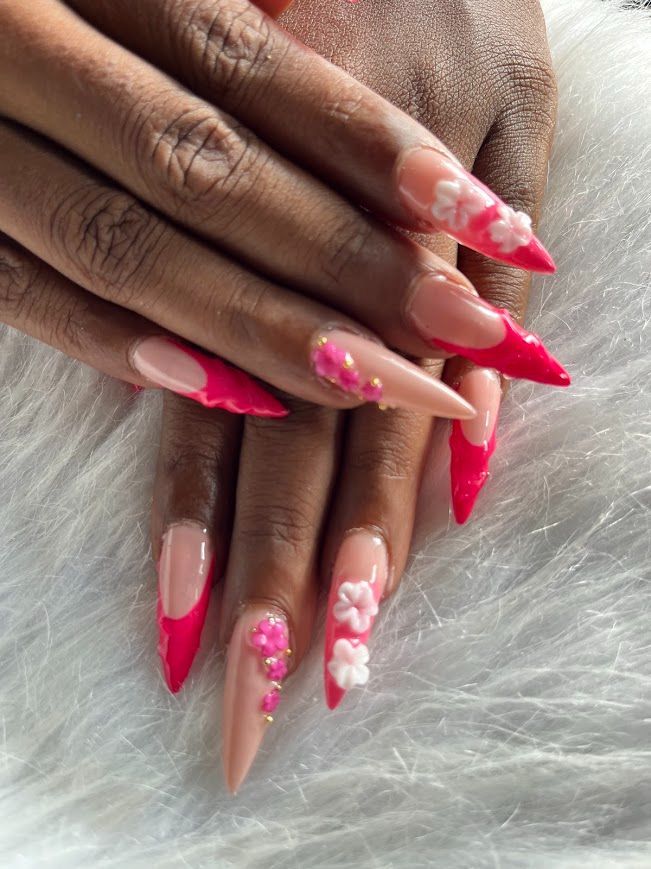 Pose Américaine Gel X stiletto rose fluo et nude avec fleurs 3D blanches et roses et perles dorées